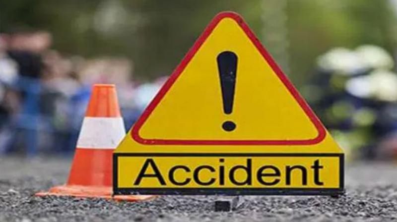 2 killed, 1 injured in road accident 2 killed, 1 injured in road accident