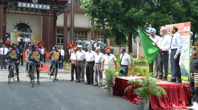 Lt Gen Surinder Singh Flags Off ‘Jai Bharat’ Cycling Expedition 