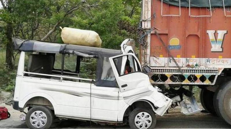 6 killed as van crashes into truck 6 killed as van crashes into truck