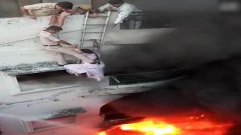 Policemen save couple trapped in a fire at Paharganj Policemen save couple trapped in a fire at Paharganj