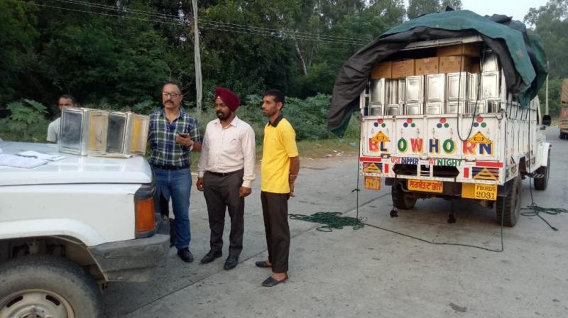 Kapurthala Food Safety Team intercepted a vehicle at Dhilwan Toll plaza Kapurthala Food Safety Team intercepted a vehicle at Dhilwan Toll plaza