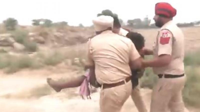 Punjab Police Nabs Drug Smuggler with Heroin; Suspect Fires at Cops, Injured in Retaliatory Fire Punjab Police Nabs Drug Smuggler with Heroin; Suspect Fires at Cops, Injured in Retaliatory Fire