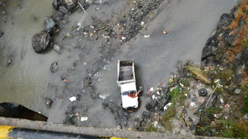 Vehicle falls in khud Vehicle falls in khud