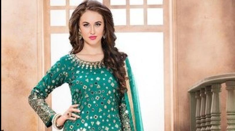 FRAGMENTS OF PUNJABI WEDDING OUTFITS FRAGMENTS OF PUNJABI WEDDING OUTFITS