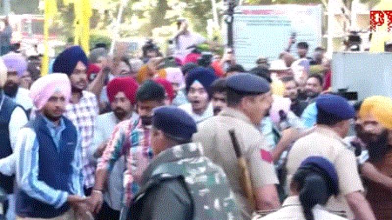 Chandigrah News: Police resort to 'lathi charge' to disperse protesting students at Panjab University