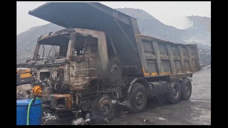 Hazaribagh, Jharkhand: Miscreants Sets 6 Trucks, Including Three Poclains On Fire, Miscreants On Run Hazaribagh, Jharkhand: Miscreants Sets 6 Trucks, Including Three Poclains On Fire, Miscreants On Run