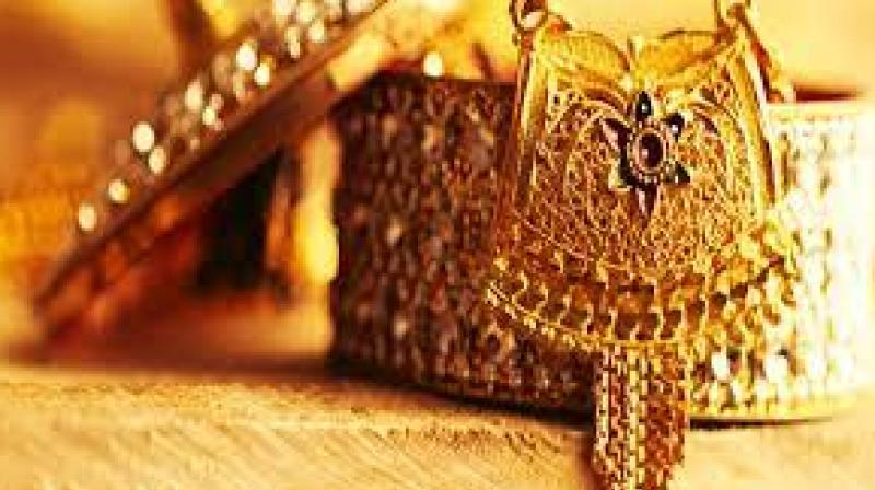 Gold Dips to Five-Week Low as Market Shifts Away from Safe Havens Gold Dips to Five-Week Low as Market Shifts Away from Safe Havens