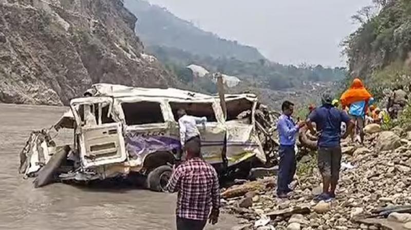 Uttarakhand Tragic Accident: Tempo Falls into Alaknanda River; One Dead, Seven Injured, Rescue Operations UnderwayUttarakhand Tragic Accident: Tempo Falls into Alaknanda River; One Dead, Seven Injured, Rescue Operations Underway (Image Courtesy: the Mint) Uttarakhand Tragic Accident: Tempo Falls into Alaknanda River; One Dead, Seven Injured, Rescue Operations UnderwayUttarakhand Tragic Accident: Tempo Falls into Alaknanda River; One Dead, Seven Injured, Rescue Operations Underway (Image Courtesy: the Mint)