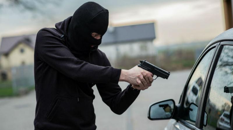 Rs 35 lakh robbed at gunpoint Rs 35 lakh robbed at gunpoint