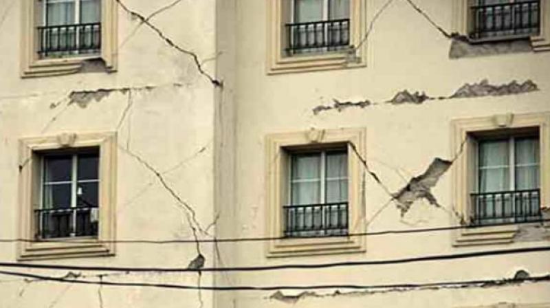 Cracks in Thane building