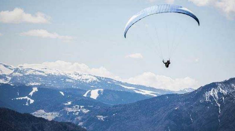 US paraglider stranded at 4,200 ft in HP, rescued