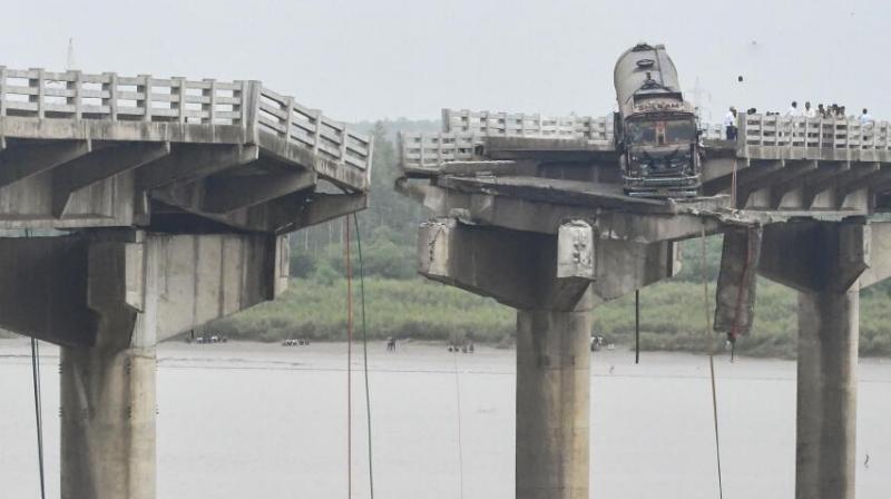 Vadodara Bridge Collapse: 13 Bodies, 5 Survivors Retrieved; Rescue Operation Likely to Conclude by Afternoon Vadodara Bridge Collapse: 13 Bodies, 5 Survivors Retrieved; Rescue Operation Likely to Conclude by Afternoon