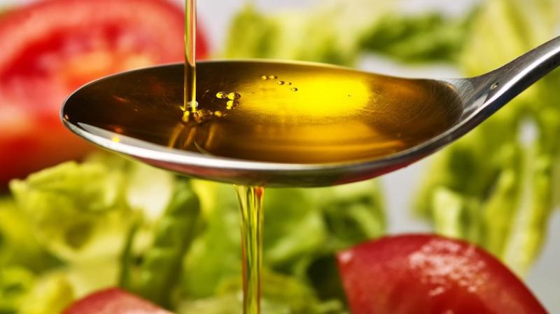 Edible oils ease in lacklustre trade