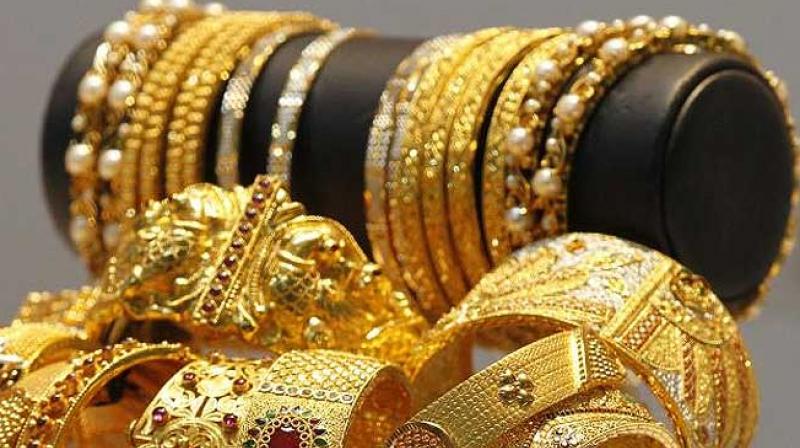 Gold prices fell by Rs 210