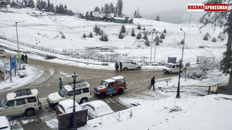 Season’s First Snowfall Triggers Mishaps, Road Closures in Himachal Pradesh