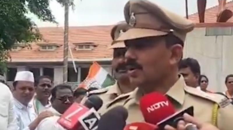 Pune Police Arrest Man for Attempting to Damage Mahatma Gandhi Statue Pune Police Arrest Man for Attempting to Damage Mahatma Gandhi Statue