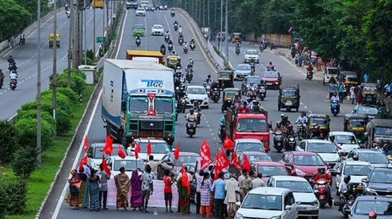 CPIM Demands Rs 26,000 Minimum Wage, 200 MANREGA Workdays; AICCTU, BJD Slam BJP Over Labour Policies (Image Courtesy: The Indian Express) CPIM Demands Rs 26,000 Minimum Wage, 200 MANREGA Workdays; AICCTU, BJD Slam BJP Over Labour Policies (Image Courtesy: The Indian Express)