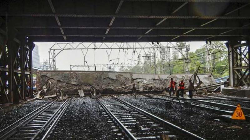 Footover bridge collapses in Andheri Footover bridge collapses in Andheri