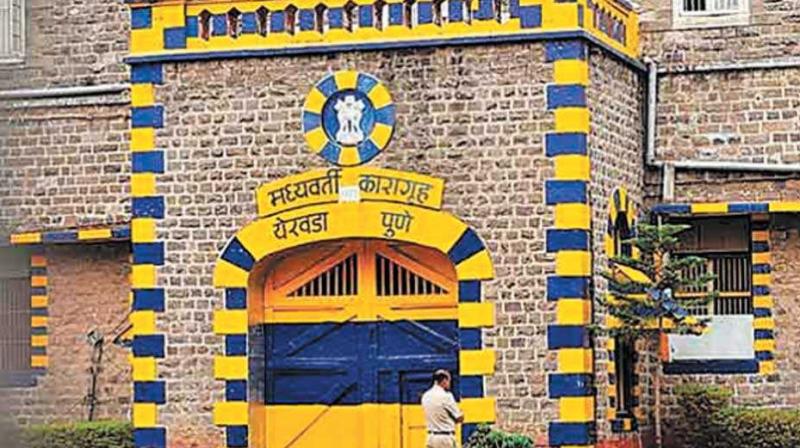 Jailer shot at outside Yerawada prison Jailer shot at outside Yerawada prison