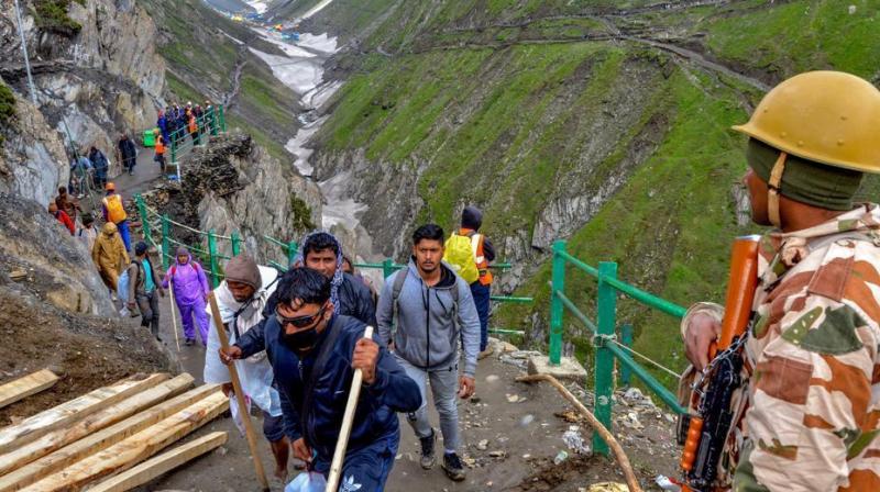 A fresh batch of 670 pilgrims left for the cave shrine of Amarnath