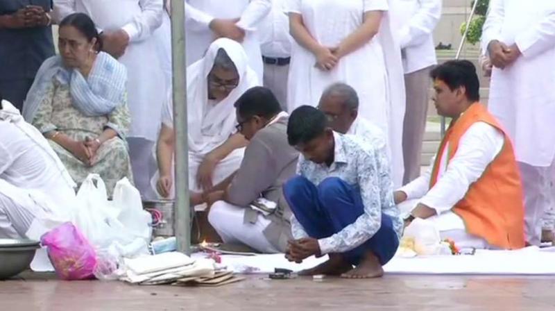 Vajpayee's ashes immersed in the Ganges at Har Ki Pauri