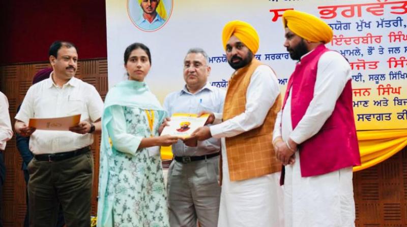 Rupinderjit Bains with CM Mann Rupinderjit Bains with CM Mann