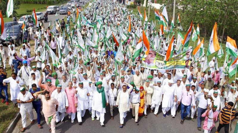 Farmers stopped at Delhi-UP border