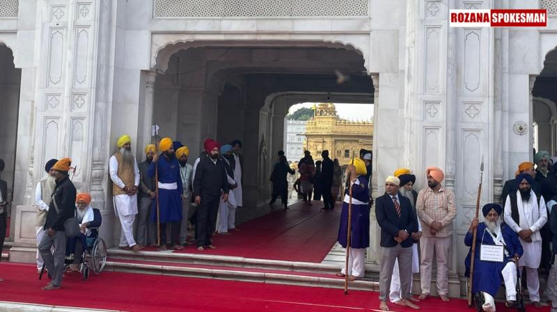 Sukhbir Badal and Sukhdev Dhindsa Begin Sentences as Guards at Sri Darbar Sahib Sukhbir Badal and Sukhdev Dhindsa Begin Sentences as Guards at Sri Darbar Sahib