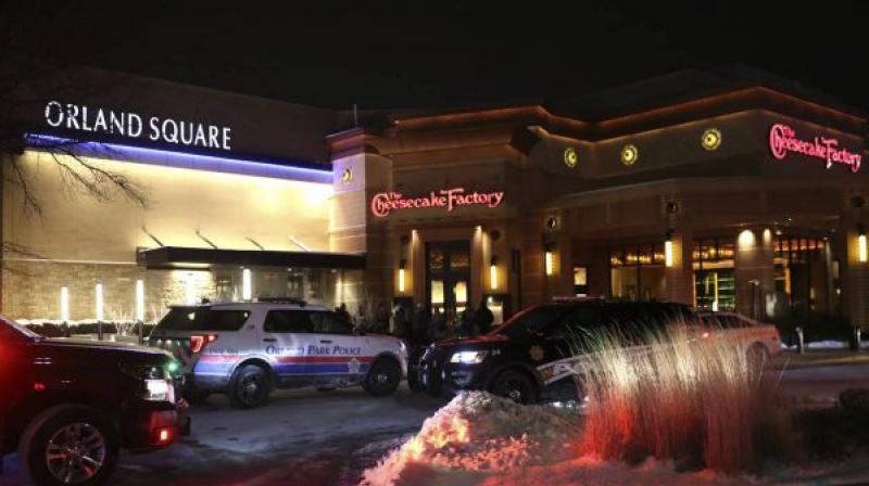 Police: 1 person killed at Illinois mall, shooter at large