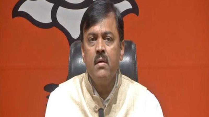 Man hurls shoes at BJP leader Man hurls shoes at BJP leader