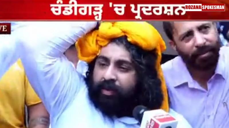 AAP Protest Today Outside BJP Office in Chandigarh; Harjot Bains' Turban Removed AAP Protest Today Outside BJP Office in Chandigarh; Harjot Bains' Turban Removed