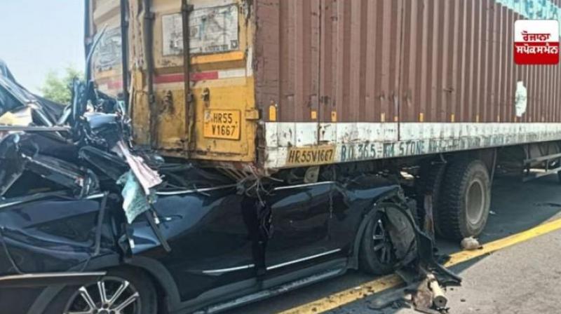 Three Killed, One Critically Injured in Horrific Road Accident on Lucknow-Agra Expressway in Unnao Three Killed, One Critically Injured in Horrific Road Accident on Lucknow-Agra Expressway in Unnao