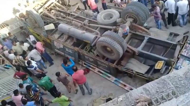 19 people killed as truck overturns 19 people killed as truck overturns