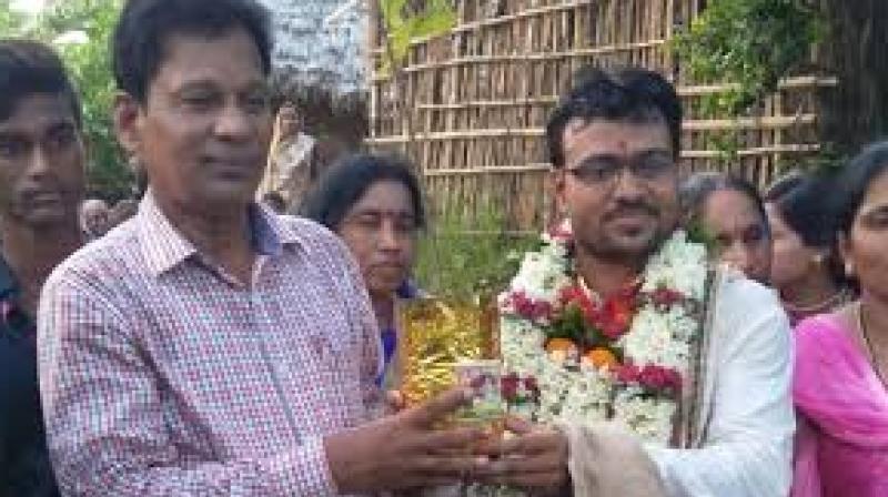 Bridegroom receives 1001 saplings as wedding gift Bridegroom receives 1001 saplings as wedding gift