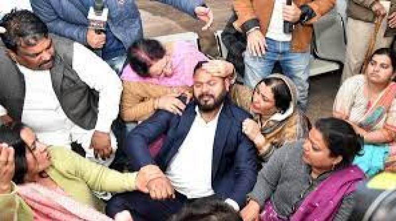 Police remove AAP workers staging hunger strike at MC office.