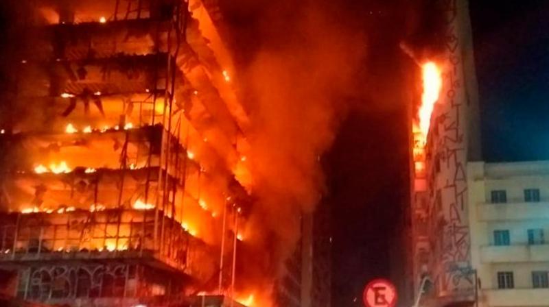 Building in Sao Paulo collapses in fire Building in Sao Paulo collapses in fire