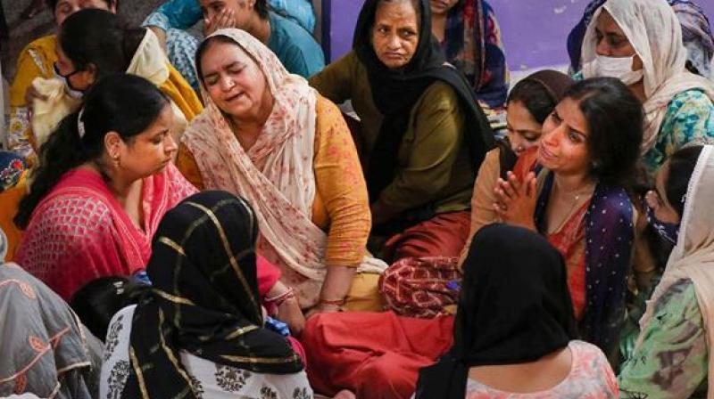 Wife of the school teacher yelled for justice Wife of the school teacher yelled for justice