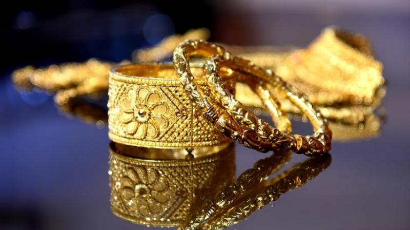 Gold prices fell Rs 100 to reach Rs 31,900 per 10 grams Gold prices fell Rs 100 to reach Rs 31,900 per 10 grams