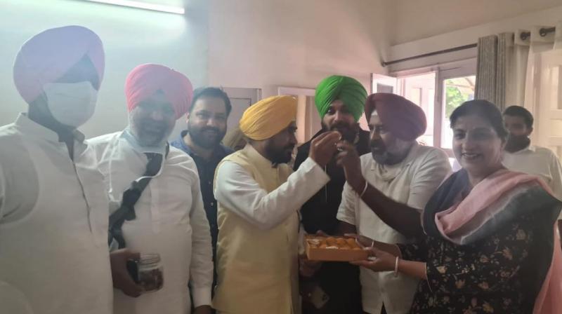 Charanjit Singh Channi and Navjot Singh Sidhu's Lunch at Pargat Singh's Residence 