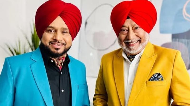 Karamjit Anmol Pays Tribute to Jaswinder Bhalla Before Antim Ardaas Karamjit Anmol Pays Tribute to Jaswinder Bhalla Before Antim Ardaas