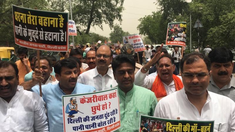 Delhi BJP leaders stage protest at Kejriwal's office