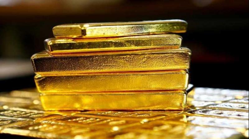 Gold slips on global cues