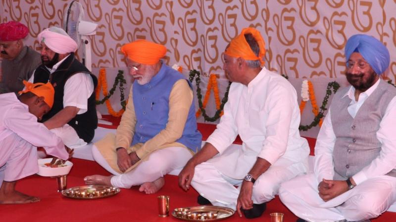 PM ALONG WITH CAPTAIN AMARINDER PARTAKES LANGAR IN PUNJAB GOVERNMENT PANDAL