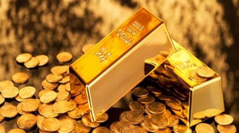 Gold falls on weak global cues