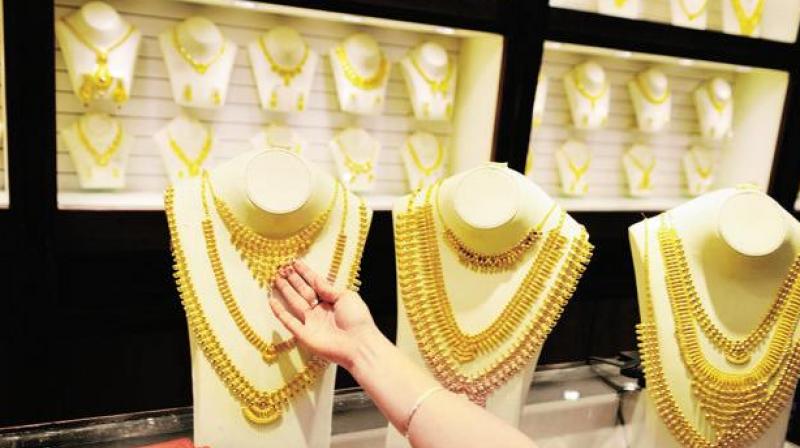 Gold rises on jewelers' buying Gold rises on jewelers' buying