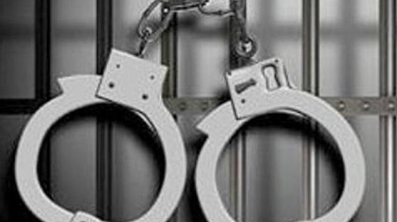 6 drug peddlers held 6 drug peddlers held