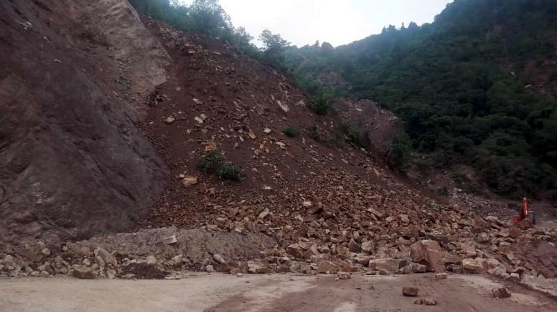 Fresh landslides hit Jammu-Srinagar NH Fresh landslides hit Jammu-Srinagar NH