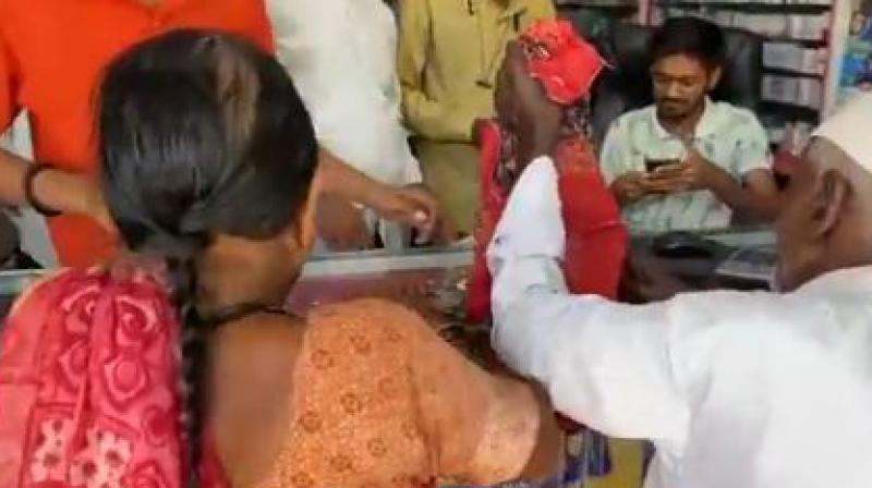 Heart-Touching Story: Elderly Beggar Buys Mangalsutra for His Wife with Coins in Maharashtra Heart-Touching Story: Elderly Beggar Buys Mangalsutra for His Wife with Coins in Maharashtra