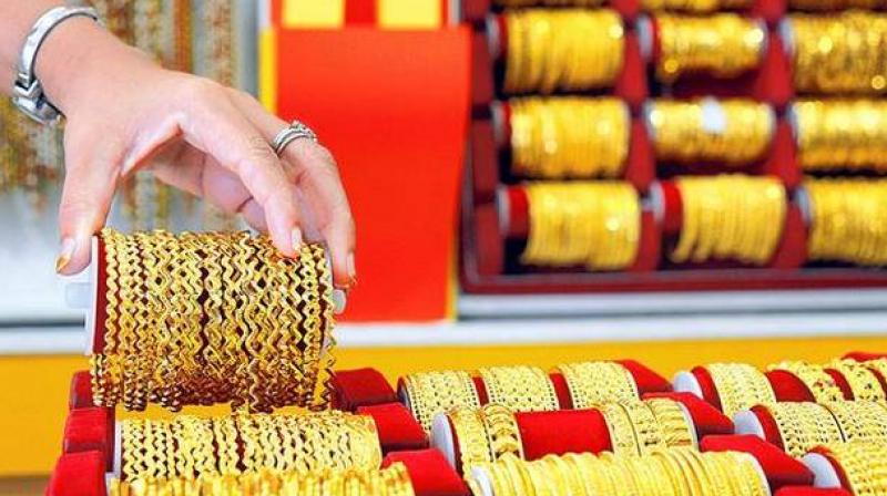 Gold slumps by Rs 300 on weak global cues Gold slumps by Rs 300 on weak global cues
