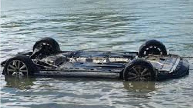 Vehicle falls into river Vehicle falls into river